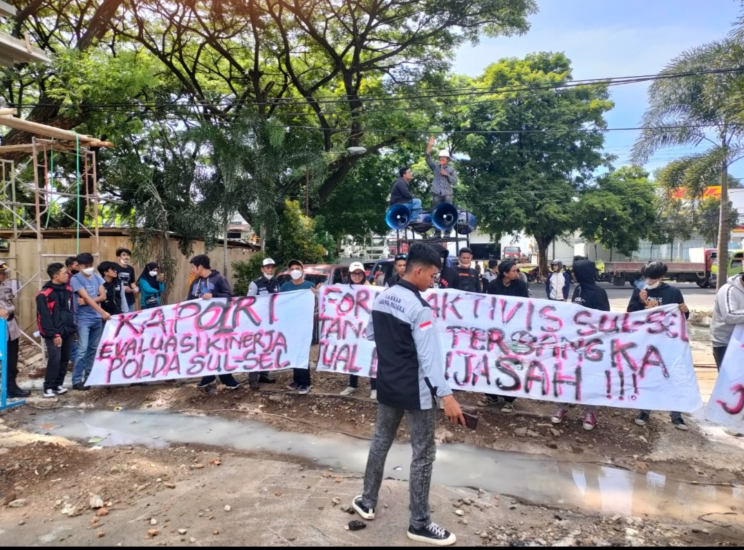 Forum Aktivis Anti Korupsi Demo Terkait 13 Tersangka Pemalsuan Ijazah Di Depan Polda Sul-Sel.