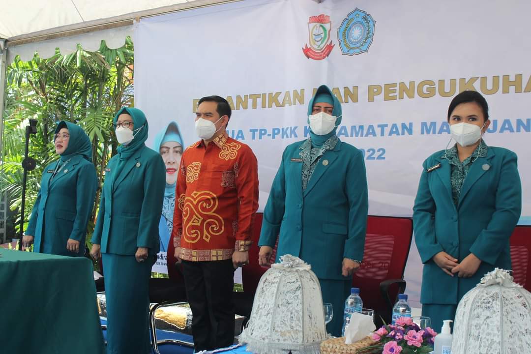 Ketua TP-PKK Kota Makassar Melantik Dan Mengukuhkan Ibu Isna Azikin Sebagai Ketua TP PKK Kecamatan Mamajang