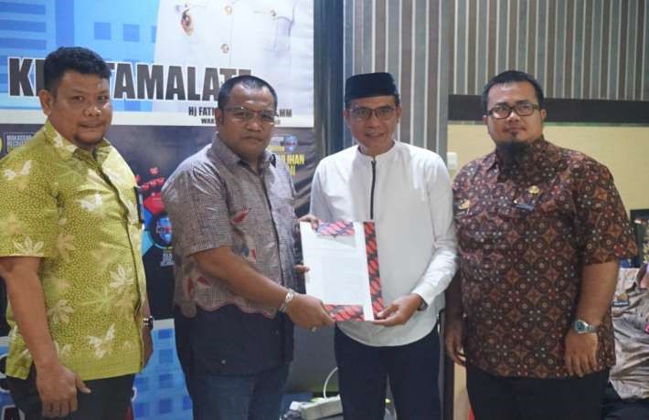 Camat Tamalate, Edwar Supriawan, Menyerahkan SK-LPM Se-Kecamatan Tamalate