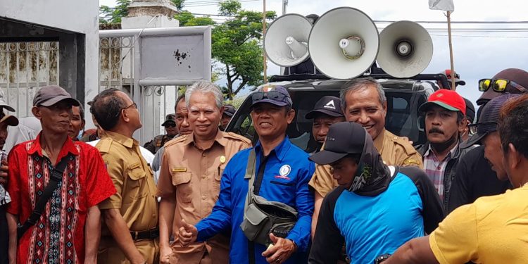50 Eks Karyawan PDAM Bima Lakukan Aksi Di Depan Kantor Pemda Bima