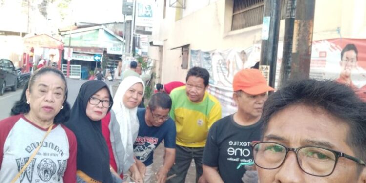 Jaga Lingkungan Tetap Bersih, Plt Camat Ujung Pandang Apresiasi Pj RT RW Kelurahan Pisang Utara