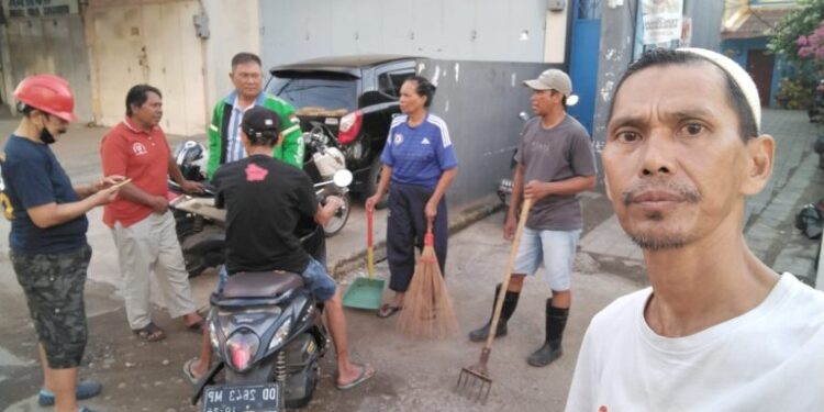 Pj RT RW dan Warga Kelurahan Lajangiru Kompak Laksanakan Sabtu Bersih