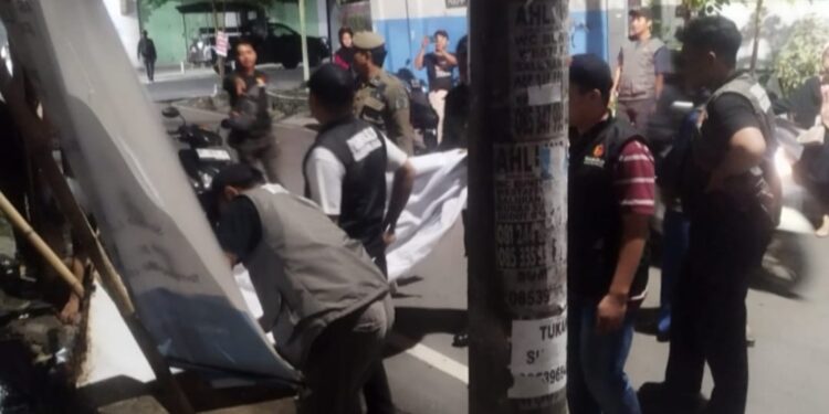 Kecamatan Ujung Pandang Bersama Satpol PP Makassar dan Bawaslu Gelar Penertiban Baliho