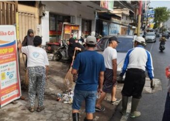 Program Sabtu Bersih, Pj RT RW Kelurahan Lajangiru Kecamatan Ujung Pandang Laksanakan Kerja Bakti