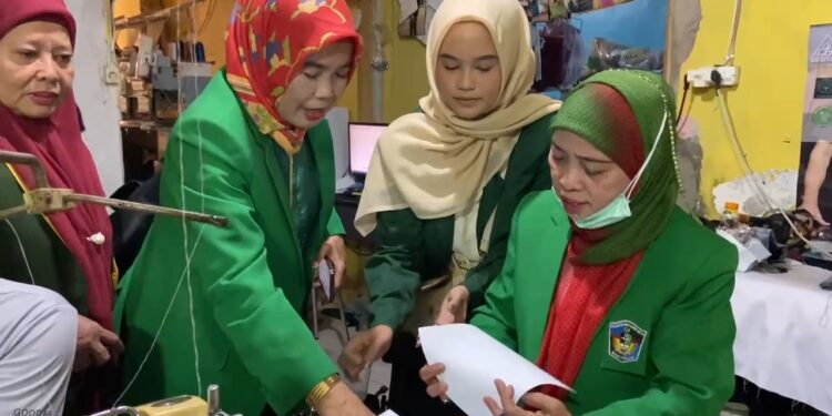 UMI Makassar Dorong Pemuda Padang Assitang Kembangkan Industri Kreatif dari Limbah Jahitan