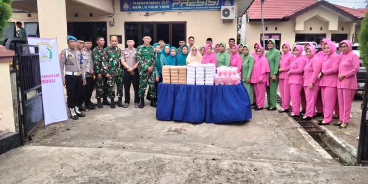 Iptu. Asdar Bersama Danposramil, Bagi Takjil Di Donri-donri