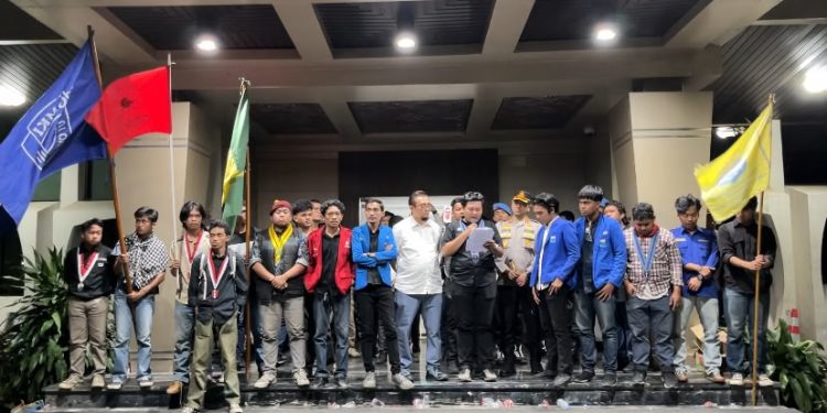 Cipayung Plus Kepung Pertamina, Beri Ultimatum 3×24 Jam : “Makassar Gelap, Migas Sulit dan Rakyat Menjerit”