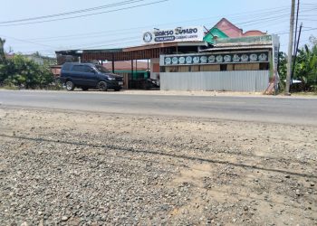 Diduga Menggunakan Badan Jalan Yang Merupakan Fasilitas Umum, Seorang Warga Desa Bakti Membangun Warung dan Menyewakannya