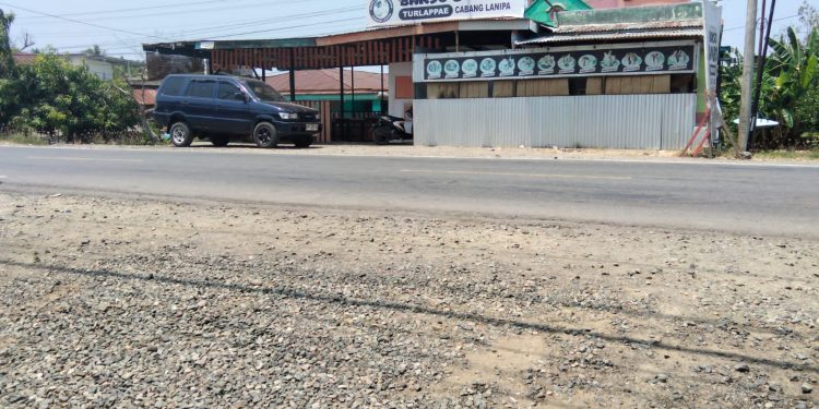 Diduga Menggunakan Badan Jalan Yang Merupakan Fasilitas Umum, Seorang Warga Desa Bakti Membangun Warung dan Menyewakannya